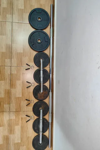 Pesas y barra de gimnasio