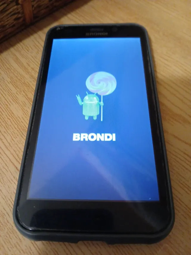 Smartphone Brondi nero con guscio