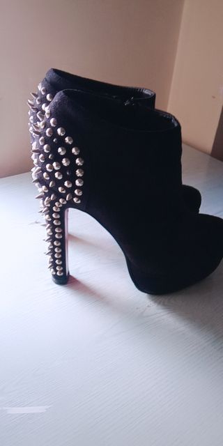 Botines negros con tachuelas