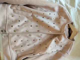 Chaqueta antelina rosa palo con tachuelas forro ro