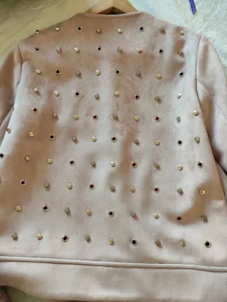 Chaqueta antelina rosa palo con tachuelas forro ro