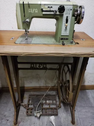 Mueble y Máquina de Coser Alfa Antigua