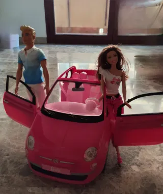 Auto Fiat 500 Barbie con bambole