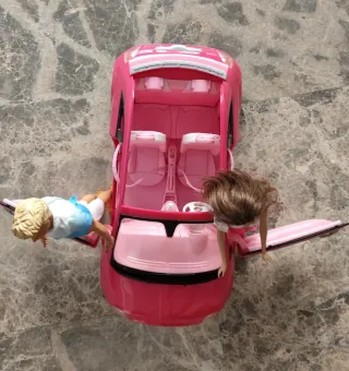 Auto Fiat 500 Barbie con bambole