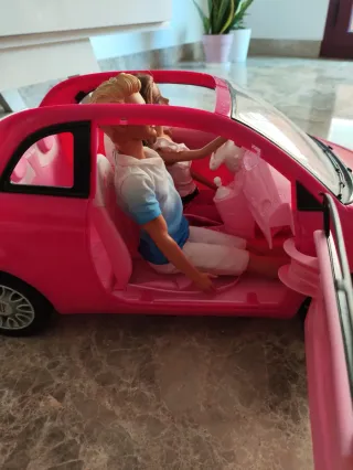 Auto Fiat 500 Barbie con bambole