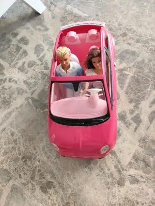 Auto Fiat 500 Barbie con bambole