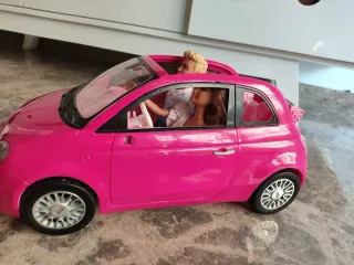 Auto Fiat 500 Barbie con bambole
