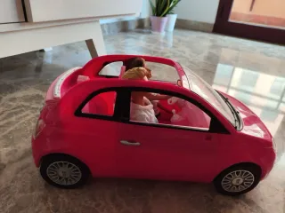 Auto Fiat 500 Barbie con bambole