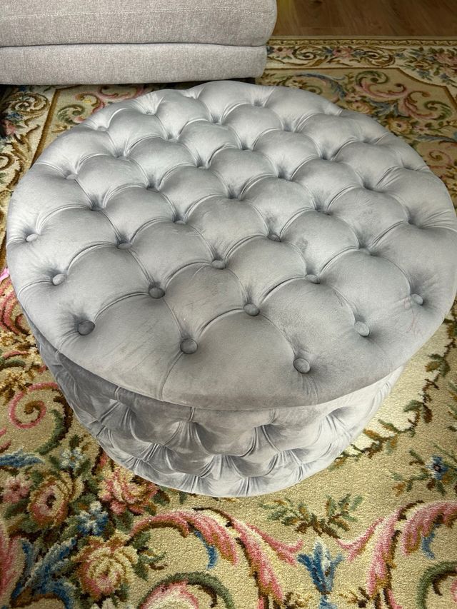 Puf redondo gris con almacenaje