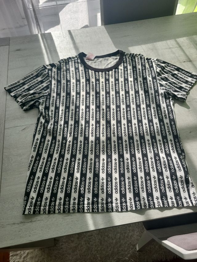 Camiseta Adidas rayas logo