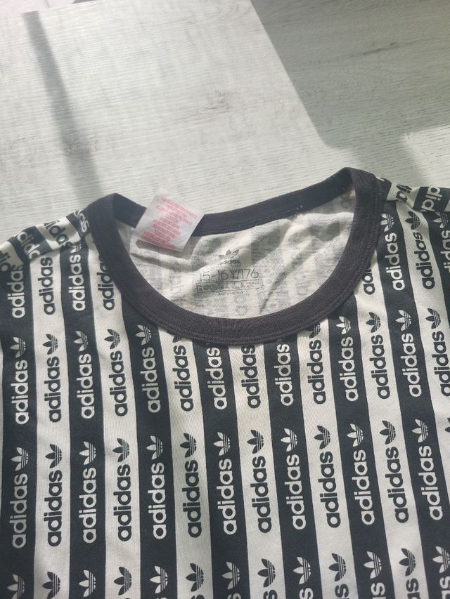 Camiseta Adidas rayas logo