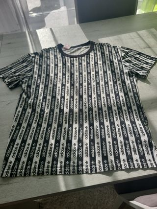 Camiseta Adidas rayas logo