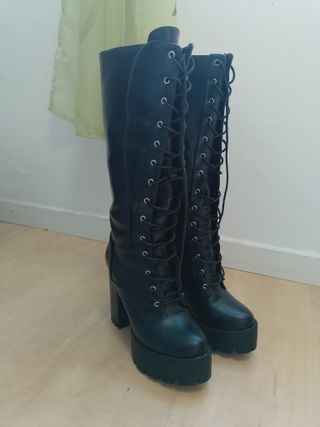 Botas altas de tacón con cordones