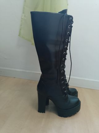 Botas altas de tacón con cordones