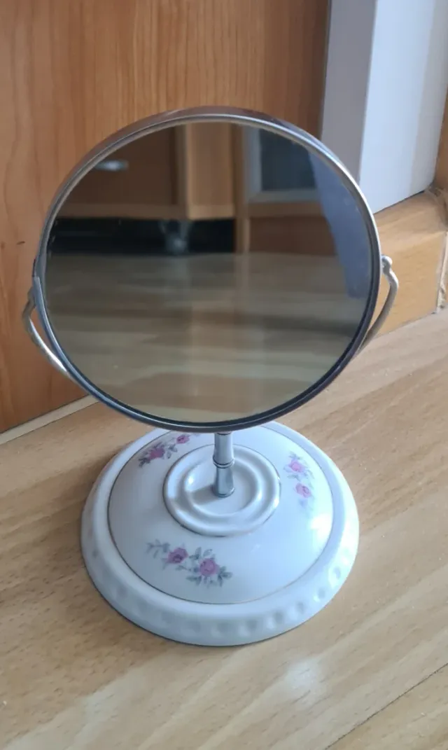 Espejo vintage de tocador.con base de porcelana