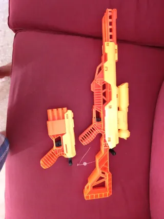 Pistola Nerf y rifle de juguete