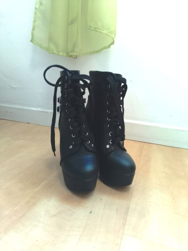 Botines de tacón negros con cordones