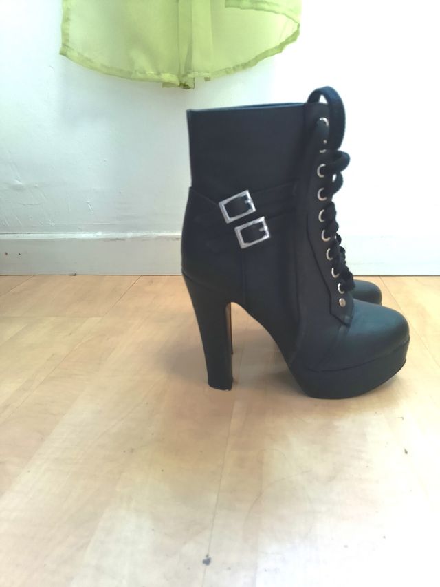 Botines de tacón negros con cordones