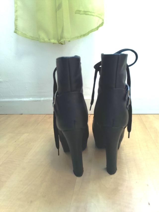 Botines de tacón negros con cordones