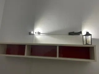 Mueble de pared blanco y rojo