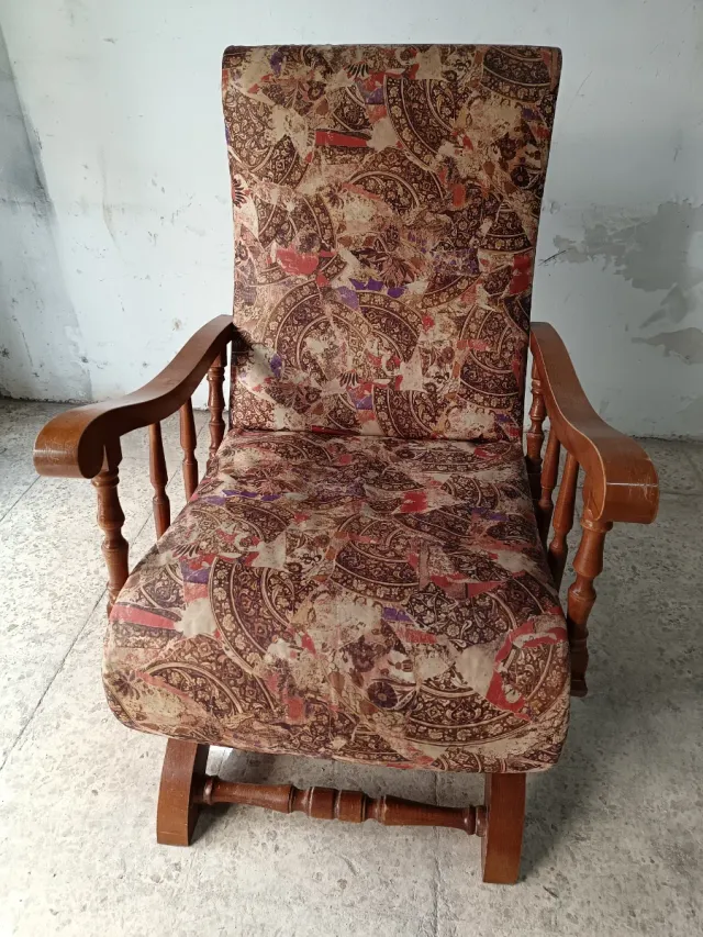 Mecedora de madera con tela estampada