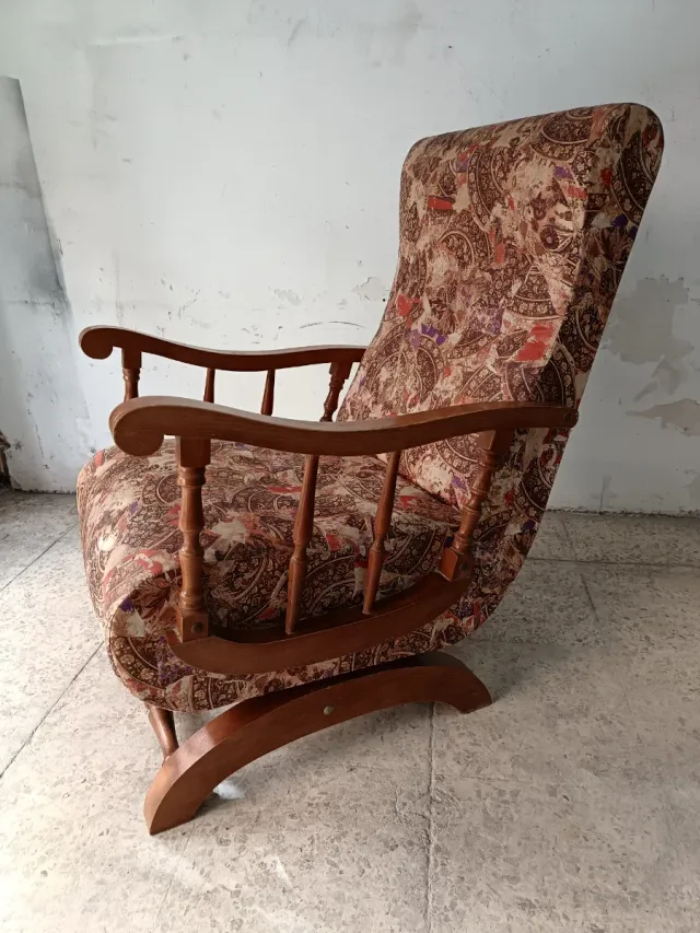 Mecedora de madera con tela estampada