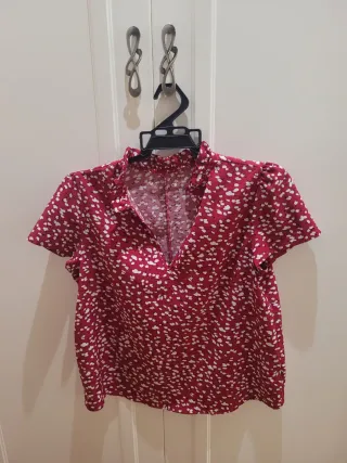 Blusa estampada roja y blanca
