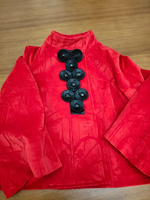 Traje chaqueta Divina Providencia rojo
Una maravil