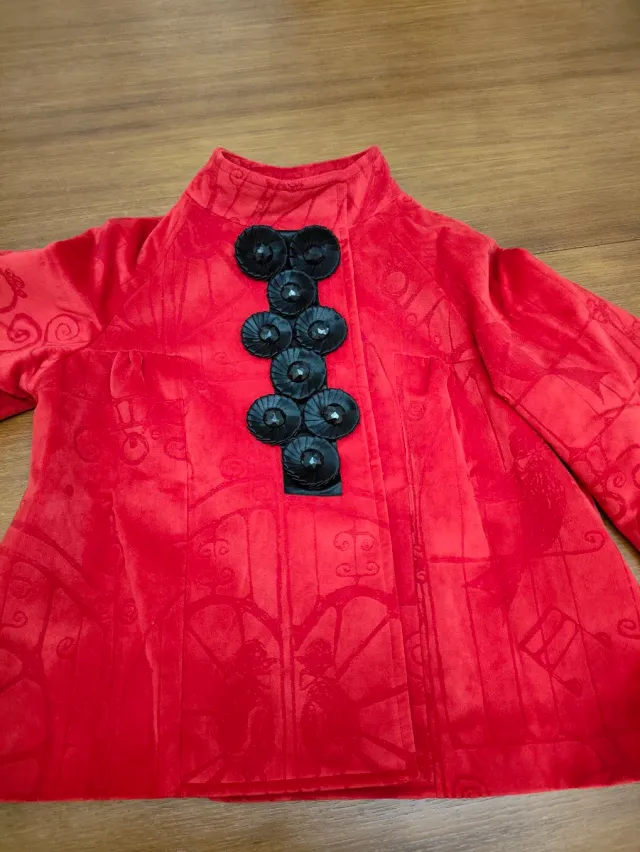 Traje chaqueta Divina Providencia rojo
Una maravil