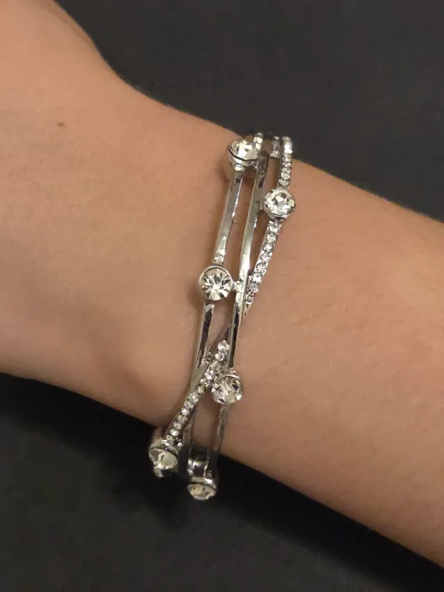 Pulsera plateada con pedrería