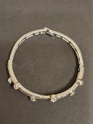 Pulsera plateada con pedrería