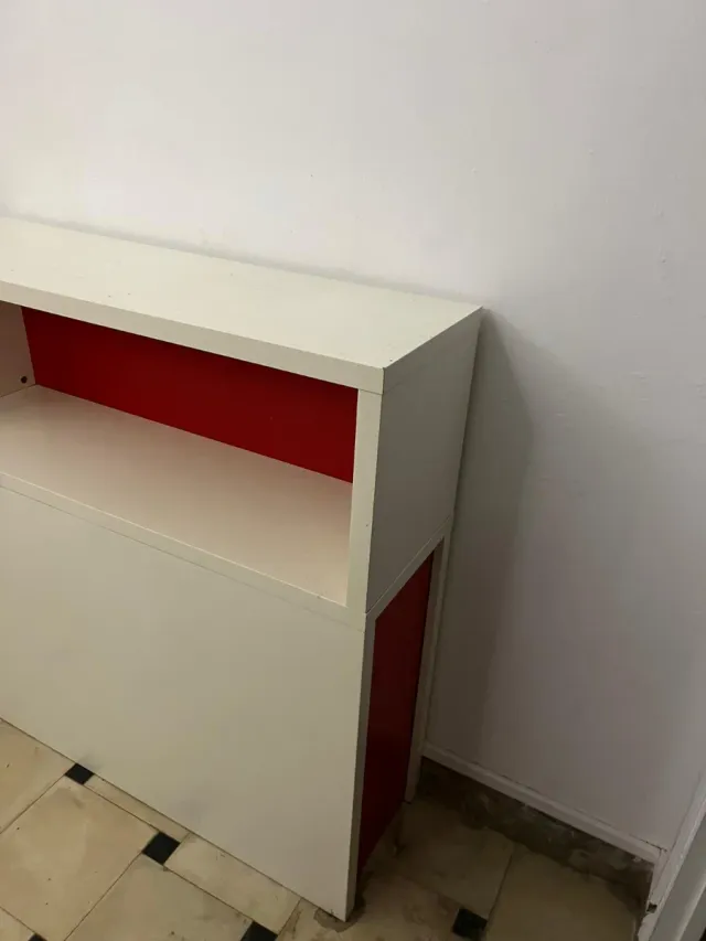 Mueble blanco y rojo