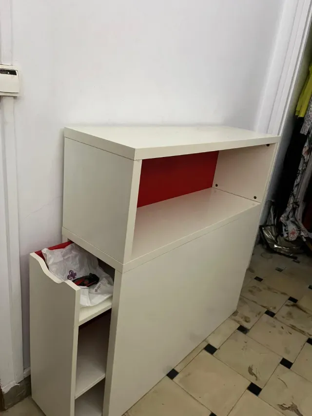 Mueble blanco y rojo