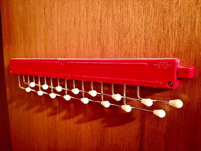 2 Colgadores de corbatas rojo. Perchas.