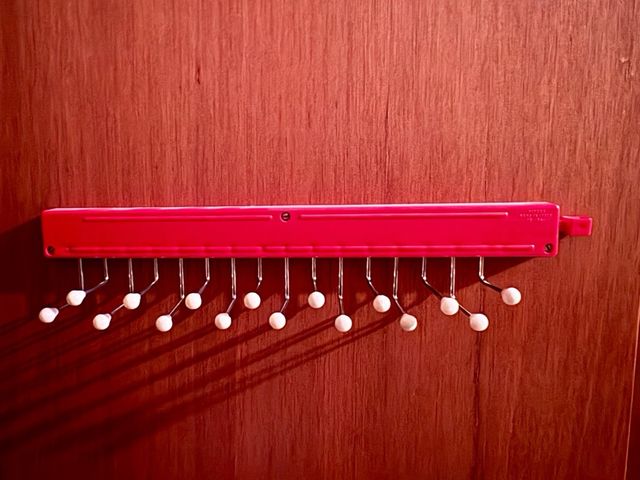 2 Colgadores de corbatas rojo. Perchas.