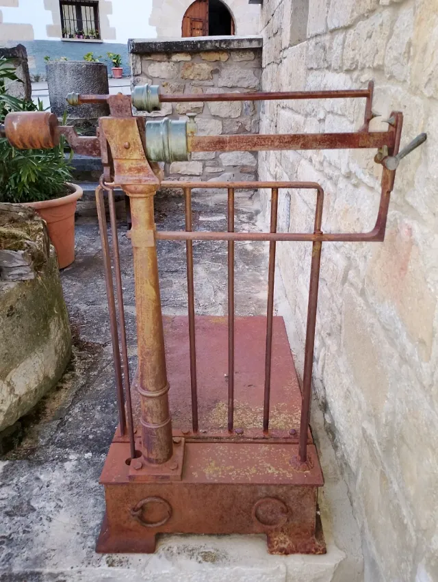 Antigua báscula de hierro