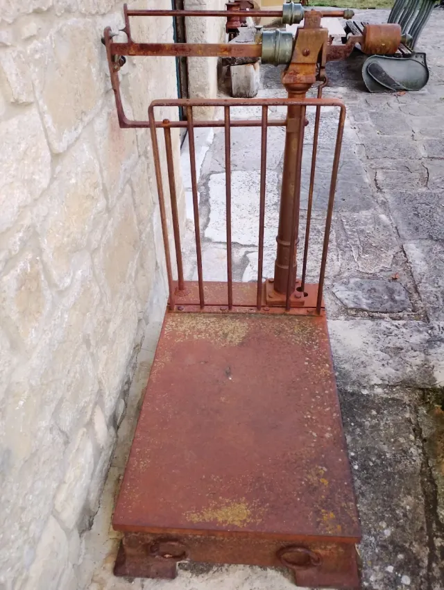 Antigua báscula de hierro