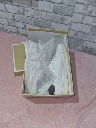 Zapatillas deportivas blancas y marrones