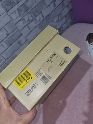 Zapatillas deportivas blancas y marrones