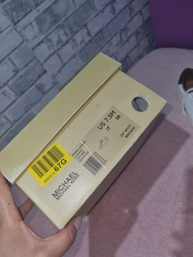 Zapatillas deportivas blancas y marrones