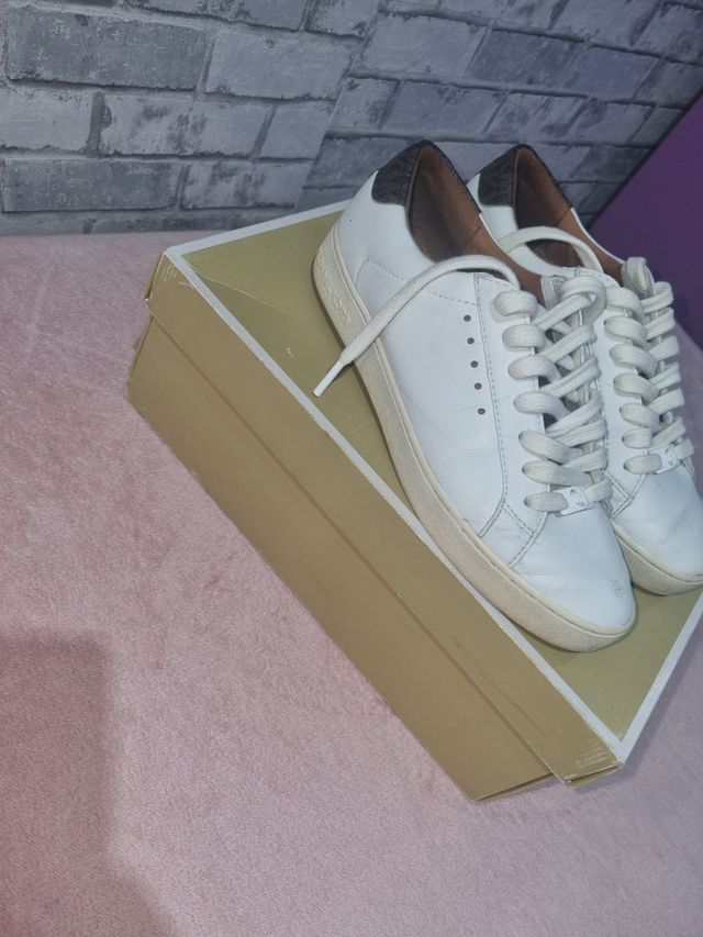 Zapatillas deportivas blancas y marrones