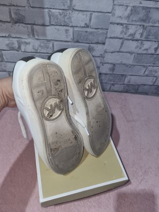 Zapatillas deportivas blancas y marrones