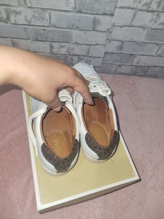 Zapatillas deportivas blancas y marrones