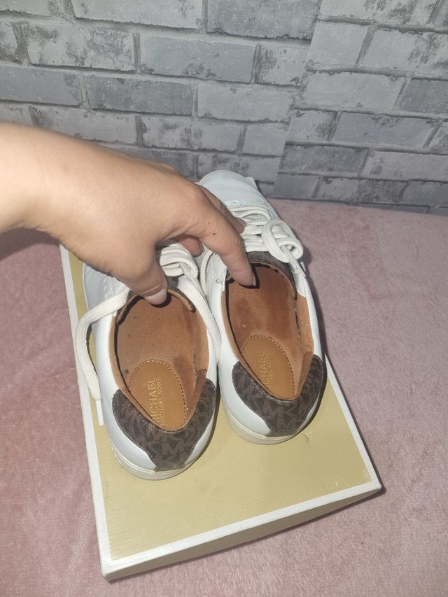 Zapatillas deportivas blancas y marrones