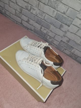 Zapatillas deportivas blancas y marrones