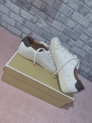 Zapatillas deportivas blancas y marrones