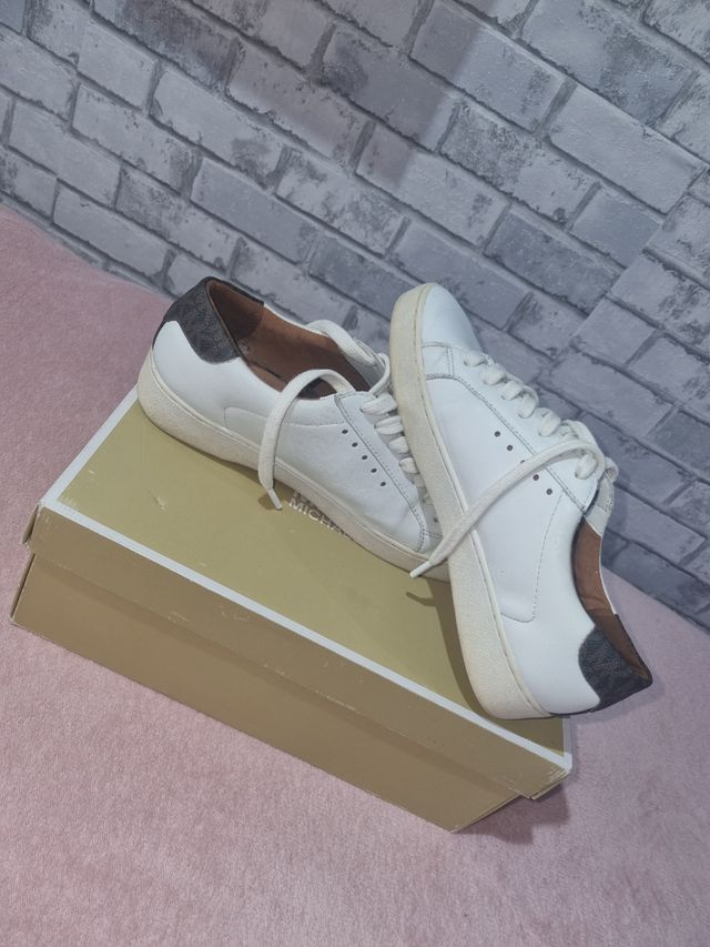 Zapatillas deportivas blancas y marrones