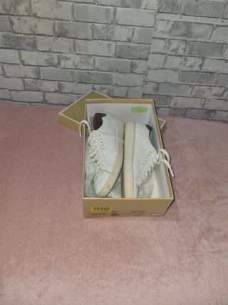 Zapatillas deportivas blancas y marrones