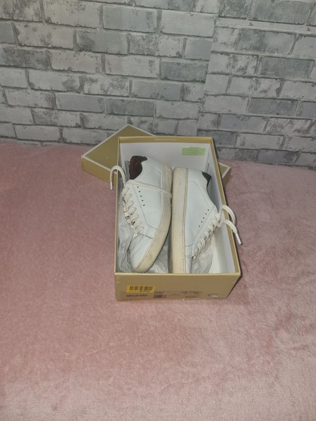 Zapatillas deportivas blancas y marrones