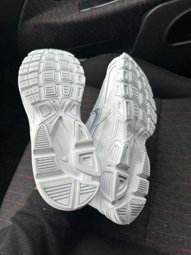 Nike P-6000 Blancas Plateadas, sin estrenar.